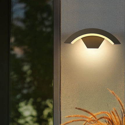 Modern Outdoor Wall Light with IP65 Waterproof Rating | Stylish Curved Fixture for Patios and Gardens