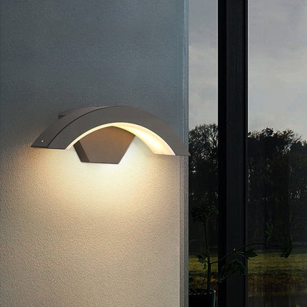 Modern Outdoor Wall Light with IP65 Waterproof Rating | Stylish Curved Fixture for Patios and Gardens