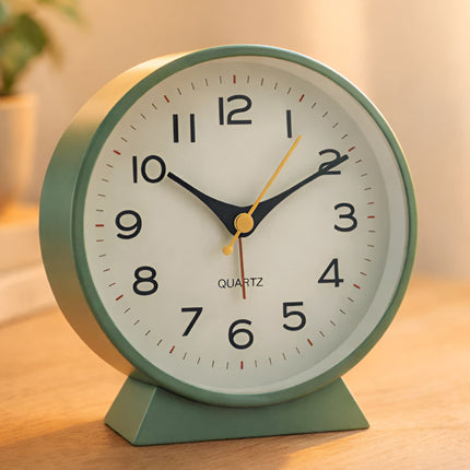 Silent Quartz Alarm Clock with Vintage Design | Easy-to-Read Analog Display for Timely Mornings