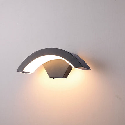 Modern Outdoor Wall Light with IP65 Waterproof Rating | Stylish Curved Fixture for Patios and Gardens