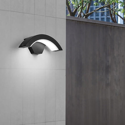 Modern Outdoor Wall Light with IP65 Waterproof Rating | Stylish Curved Fixture for Patios and Gardens