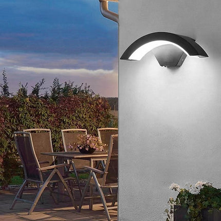 Modern Outdoor Wall Light with IP65 Waterproof Rating | Stylish Curved Fixture for Patios and Gardens